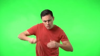 Kendini beğenmiş erkek kafasına dokunuyor ve koyu renk saçlarını tarıyor.