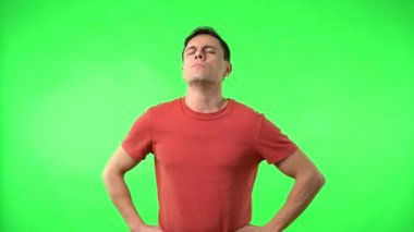 Kibirli adam göz kırpıyor ve baş parmağını aşağı gösteriyor.