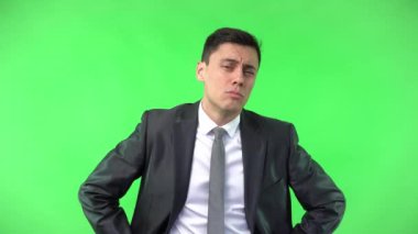 Resmi takım elbiseli kibirli iş adamı kameraya bakıyor.