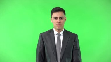 Mutlu iş adamı elbisesi baş parmak hareketi gösteriyor.