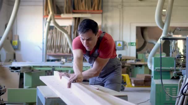 Carpintero enfocado lijado detalle de madera en taller — Vídeos de Stock