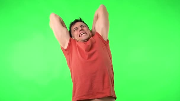 Homem sonolento bocejando e esticando os braços em chromakey — Vídeo de Stock
