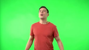 Stüdyoda temiz hava soluyan olumlu bir adam.