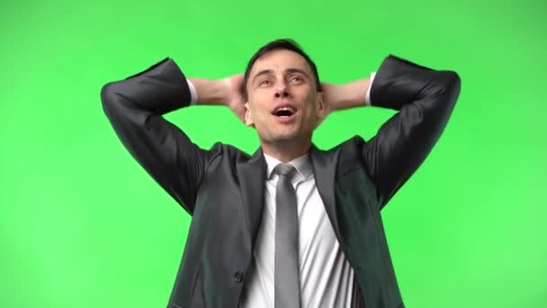 Boldog öltönyös férfi megérinti a nyakát a krómkulccsal szemben. — Stock videók