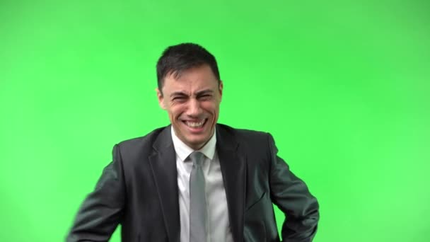 Uomo in completo nero che ride contro chroma key — Video Stock