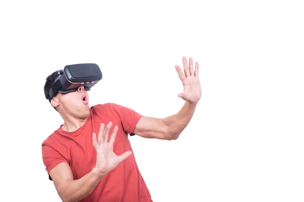Homme étonnant dans l'exploration de la réalité virtuelle dans les lunettes VR — Photo