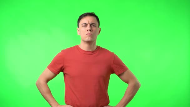 Vážný muž ukazuje gestikulující stopku a dívá se do kamery — Stock video