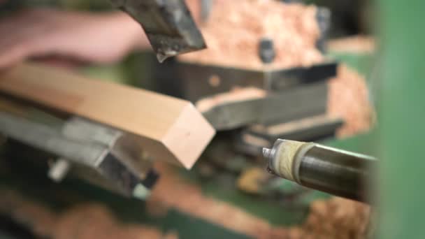 作業中の木材旋削機械を操作するクロップハンディー — ストック動画