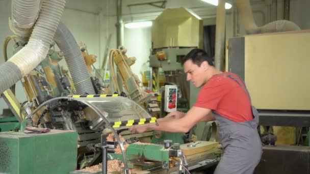 Handwerker arbeitet mit Holz an Drechselmaschine in Tischlerei — Stockvideo