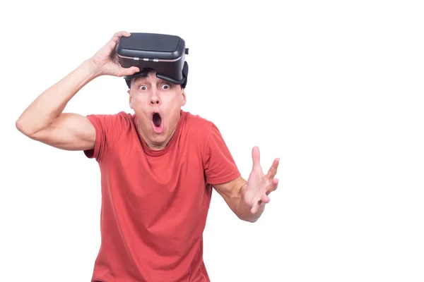 Hombre sorprendido en los auriculares VR mirando a la cámara —  Fotos de Stock