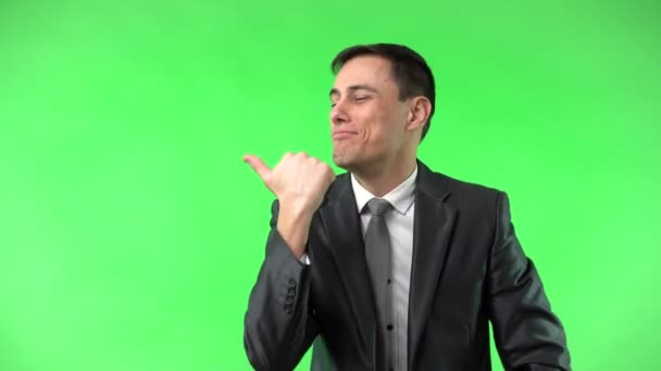 Joyeux homme d'affaires souriant pointant du doigt — Video
