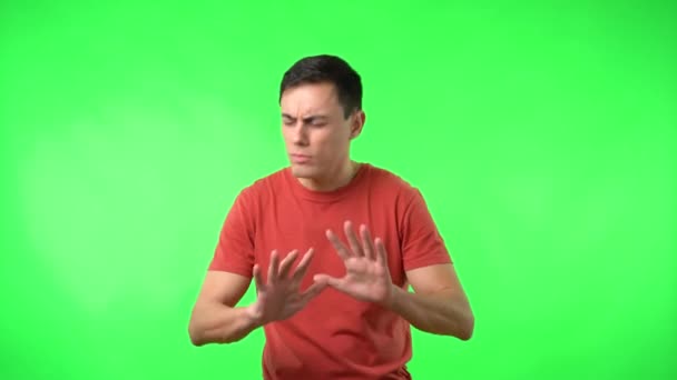 Man i röd t-shirt som ger råd om lugn i chromakey — Stockvideo