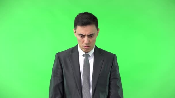 Schockierter Mann im Anzug blickt mit weit aufgerissenen Augen — Stockvideo