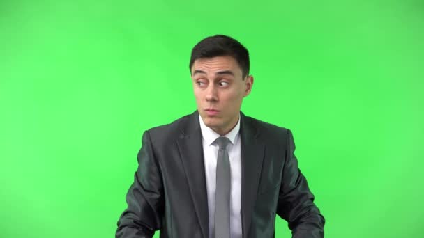 Чоловік в офіційному костюмі покриває рот пальцем — стокове відео