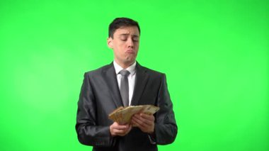 Resmi takım elbiseli, kendine güvenen iş adamı para sayıyor.