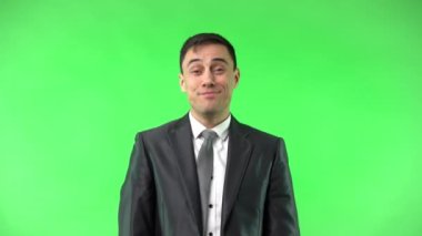 Takım elbiseli neşeli adam V işareti gösteriyor.