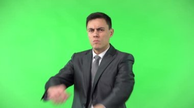 Hoşnut olmayan adam, dur hareketi yapıp başını çeviriyor.