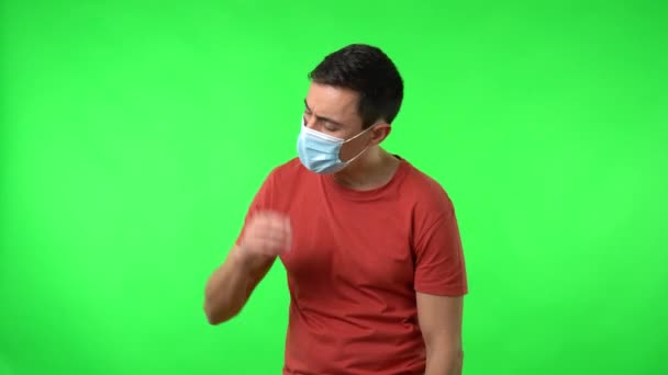 Opgeluchte man neemt beschermende masker af met gesloten ogen — Stockvideo