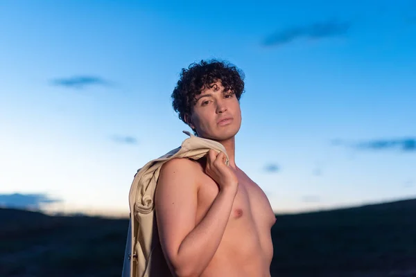 Портрет під час сутінків небінарного чоловіка з голим торсом — стокове фото
