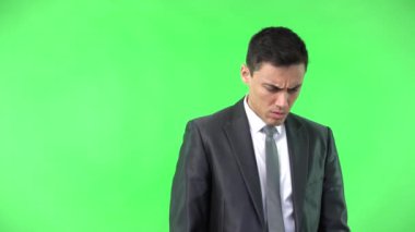 Dürüst genç işadamı beyaz stüdyoya bakıyor.