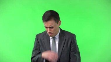 Hasta hisseden ve göğsünde ağrı hisseden bir adam