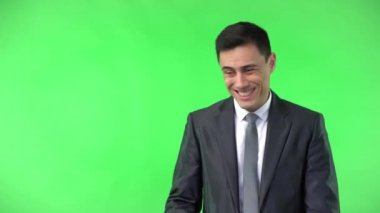 Resmi giyinmiş utangaç bir adam.