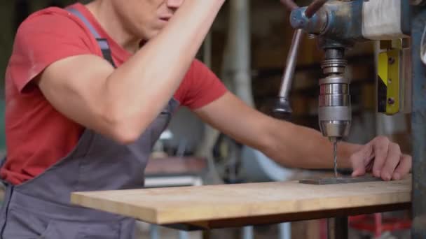 Carpintero sin rostro de acero de perforación en taller profesional — Vídeos de Stock