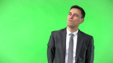 Zarif takım elbiseli rüya adam çeneye dokunuyor.