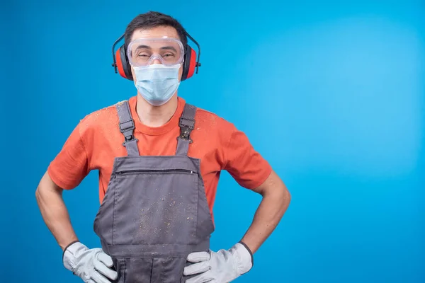 Positive craftsman in face mask during work — Stock Photo, Image