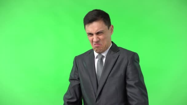 Отвратительный бизнесмен делает лицо и жестикулирует перед камерой — стоковое видео