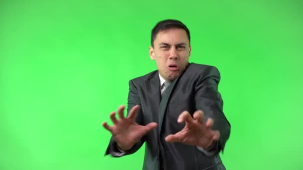 Przerażony człowiek gestykulujący i patrzący w kamerę ze przerażoną twarzą — Wideo stockowe