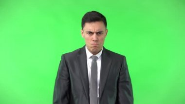 Çocuksu sinirli adam ellerini kavuşturuyor ve omuzlarını silkiyor.