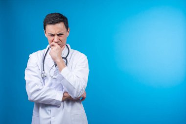 Endişeli doktor stüdyodaki sorunları düşünüyor.