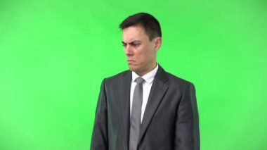 Stüdyoda resmi takım elbiseli şüpheli bir adam var.