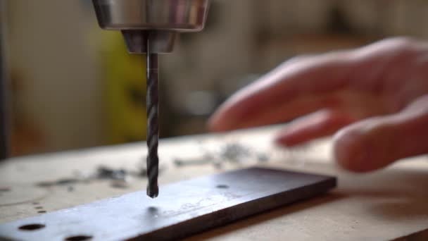 Agujero de perforación en tablón de acero en taller — Vídeos de Stock