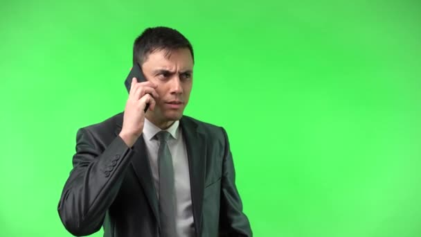 Веселий чоловік у костюмі розмовляє по телефону — стокове відео