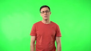 Üzgün adam Chromakey karşısında depresif hissederken aşağı bakıyor