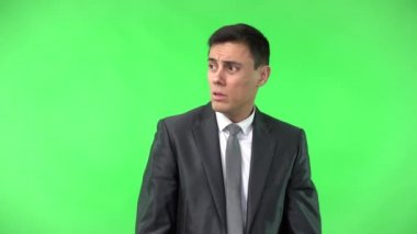 Stüdyoda kolu açık yaralı bir erkek.