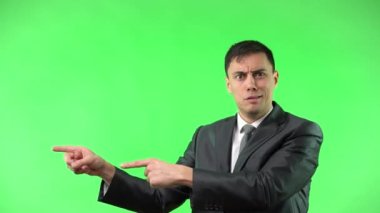 Şok olmuş adam şaşkınlık ve şaşkınlıkla işaret ediyor.