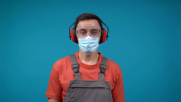 Artesano positivo en máscara facial durante el trabajo — Vídeo de stock