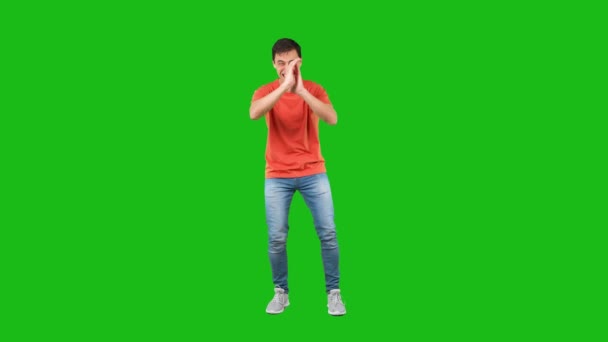 Vrolijke man die hardop lacht. Groene achtergrond — Stockvideo