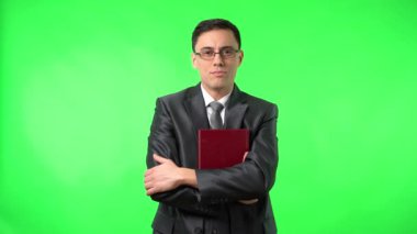 Takım elbiseli, gülümseyen pozitif erkek öğretmen.