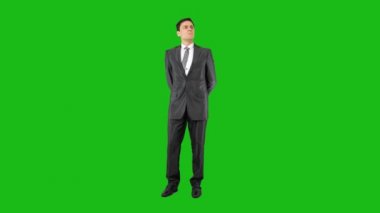 Takım elbiseli ciddi bir adam azarlıyor. Yeşil arkaplan.