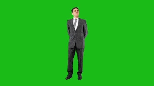 Serieuze man in pak die schreeuwt. Groene achtergrond. — Stockvideo