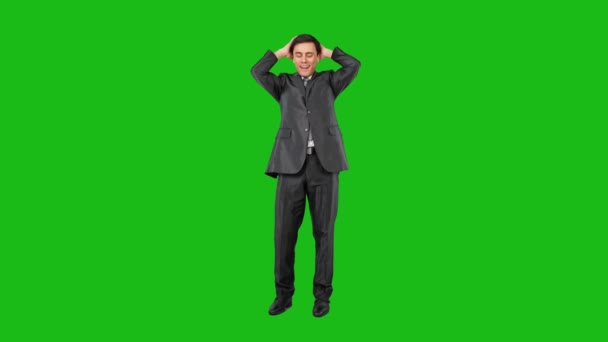 Hombre de negocios relajado en traje de pie con las manos detrás de la cabeza — Vídeos de Stock