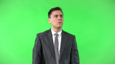 Dikkatli bir adam elini alnına koyar ve mesafeye bakar.