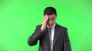 Yorgun adamın başı ağrıyor. Yüzü ovalanıyor ve gözleri kapanıyor.