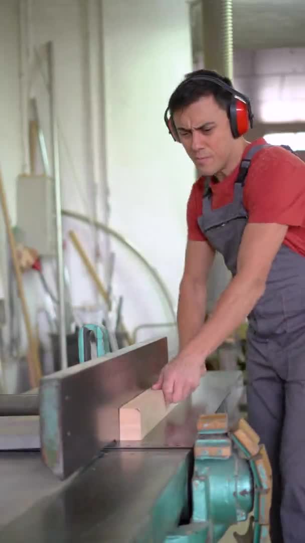 Концентрированный деревообработчик обрезки деревянной доски в мастерской — стоковое видео