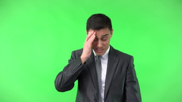 Trött man med stark huvudvärk gnugga ansikte och blunda — Stockvideo
