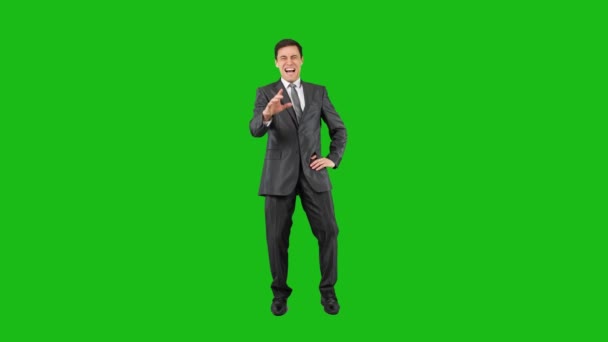 Formeel geklede man vrolijk lachend in chroma sleutel — Stockvideo